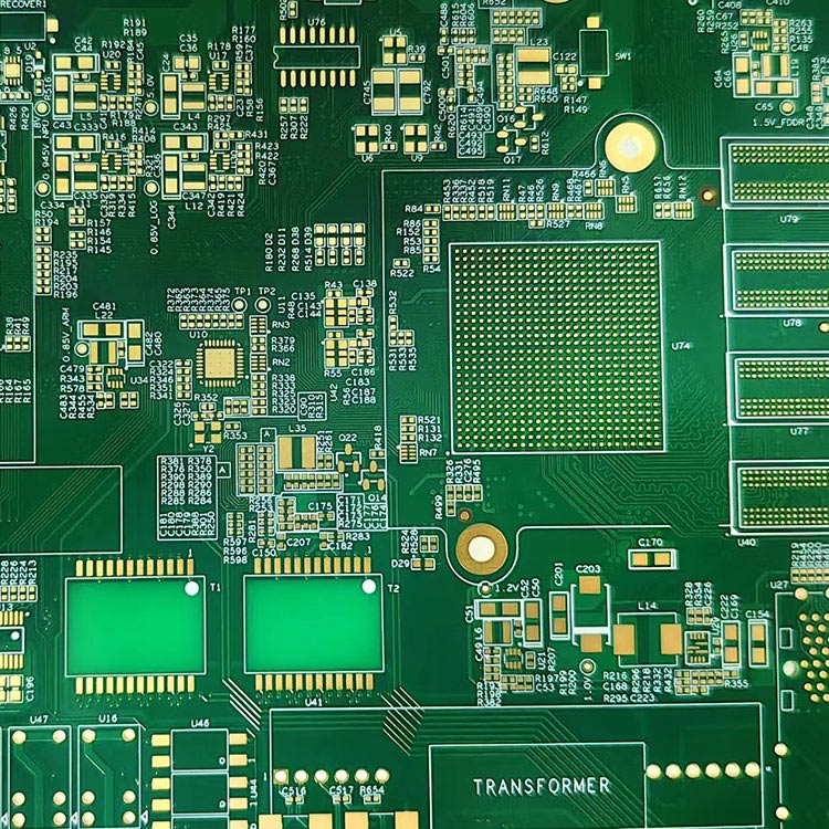 In che modo la fabbricazione di PCB supporta lo sviluppo dell'industria elettronica con le sue caratteristiche principali?