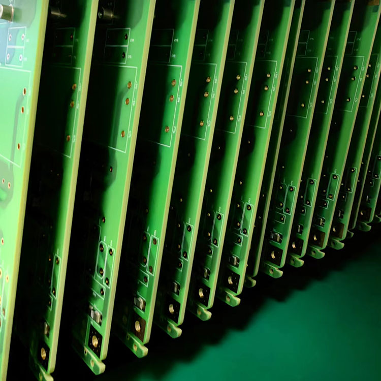 In che modo il PCB Rogers offre prestazioni ad alta frequenza nell'elettronica moderna?